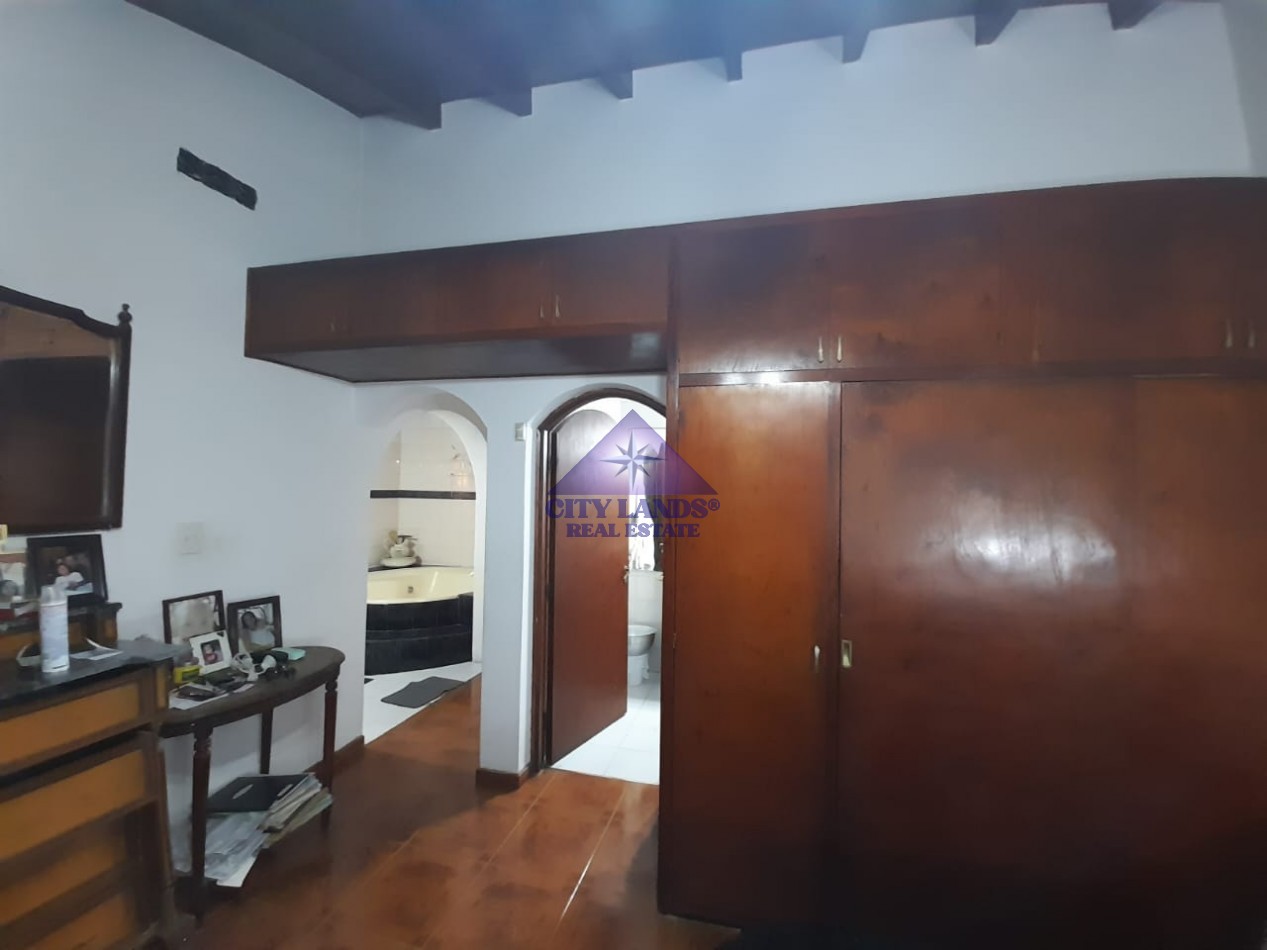 Casa en venta de cuatro dormitorios, bicochera y patio parquizado en la Quinta Seccion-Ciudad de Mendoza