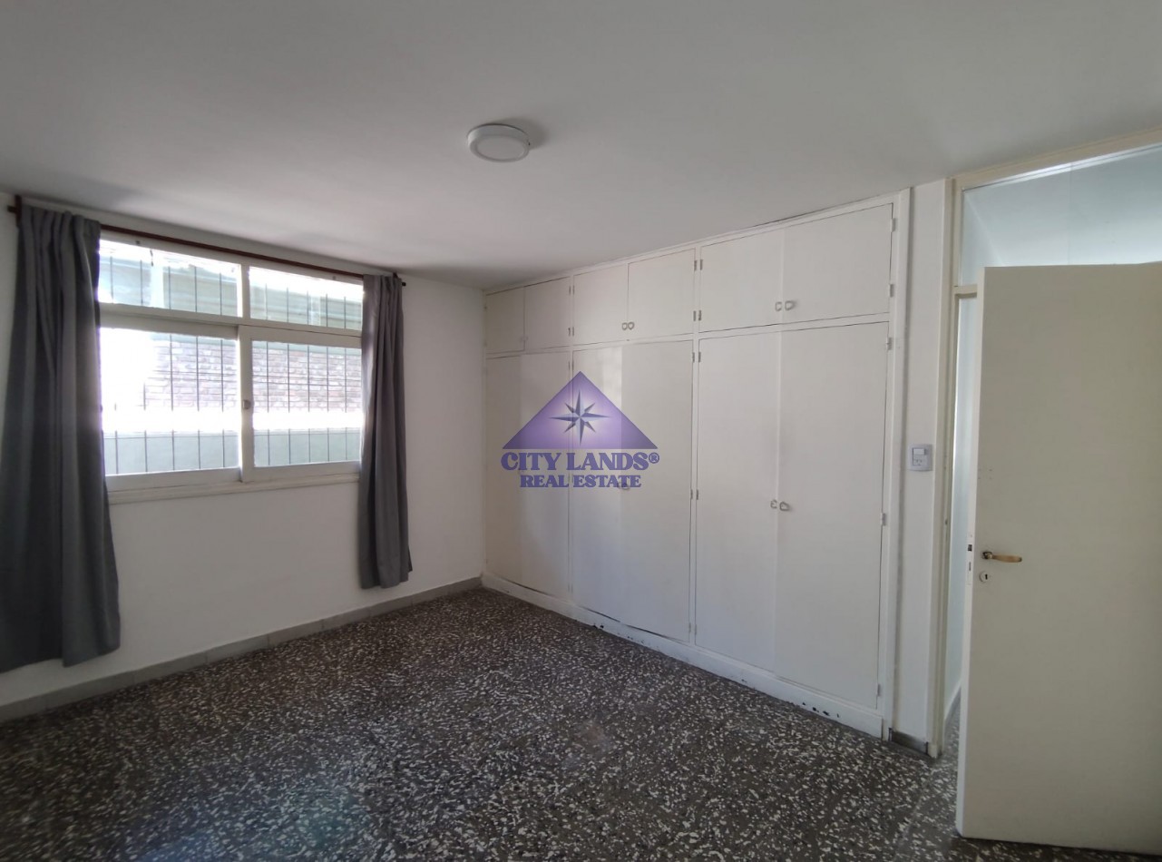 CASA EN ALQUILER DE TRES DORMITORIOS CON BICOCHERA Y PATIO EMBALDOSADO - DORREGO