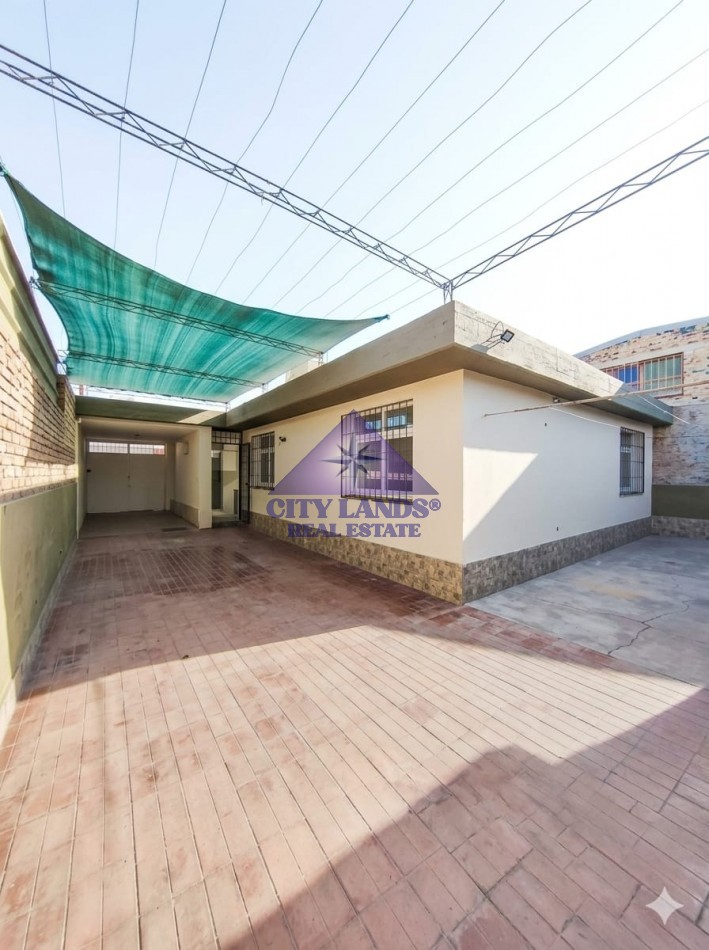 CASA EN ALQUILER DE TRES DORMITORIOS CON BICOCHERA Y PATIO EMBALDOSADO - DORREGO