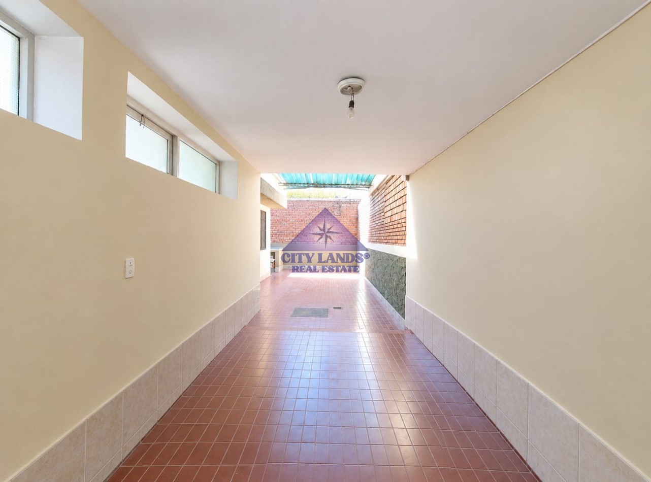 CASA EN ALQUILER DE TRES DORMITORIOS CON BICOCHERA Y PATIO EMBALDOSADO - DORREGO