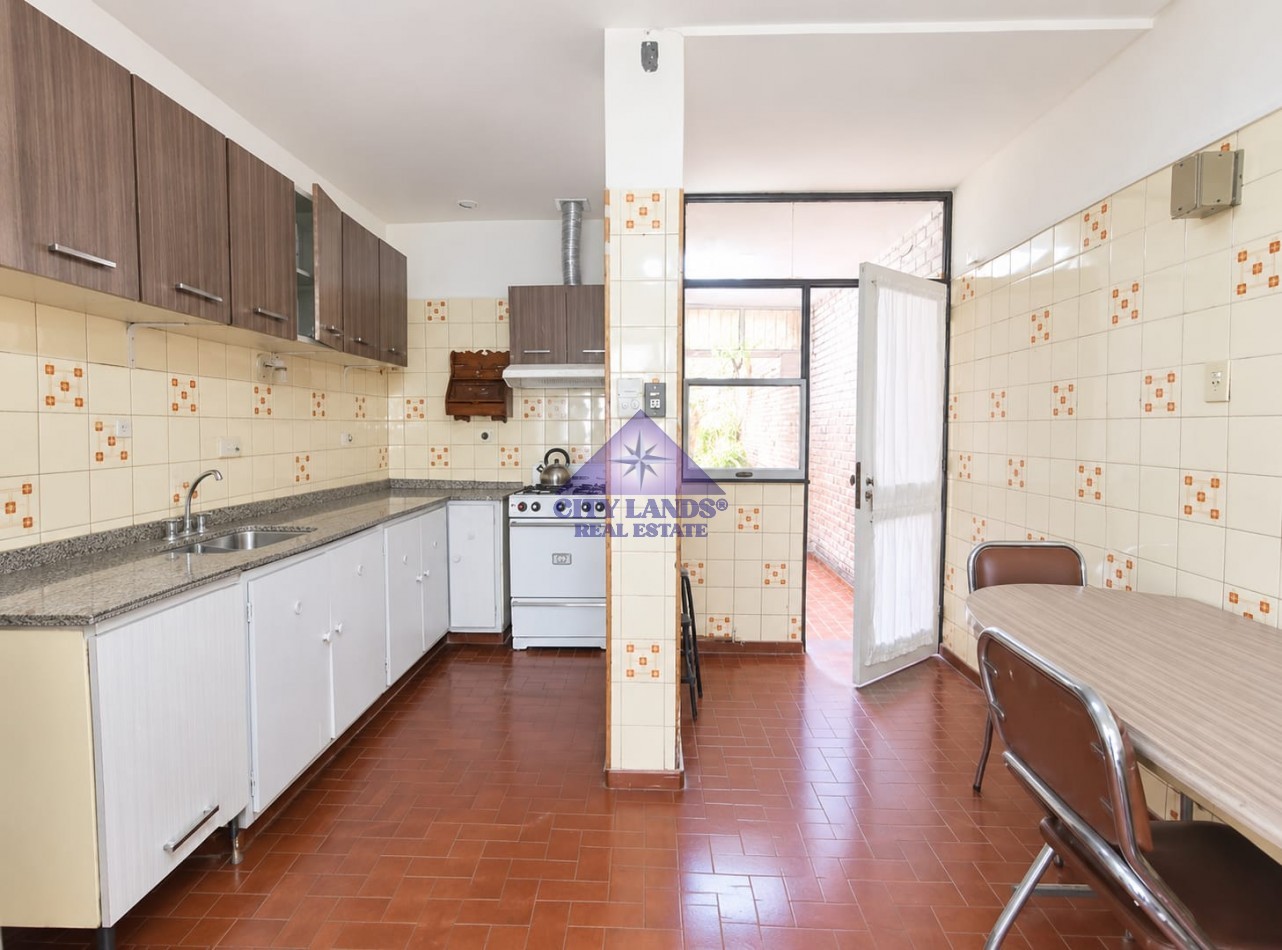 Casa en venta de 3 dormitorios, 2 baños, cochera, en Barrio Supe de Godoy Cruz