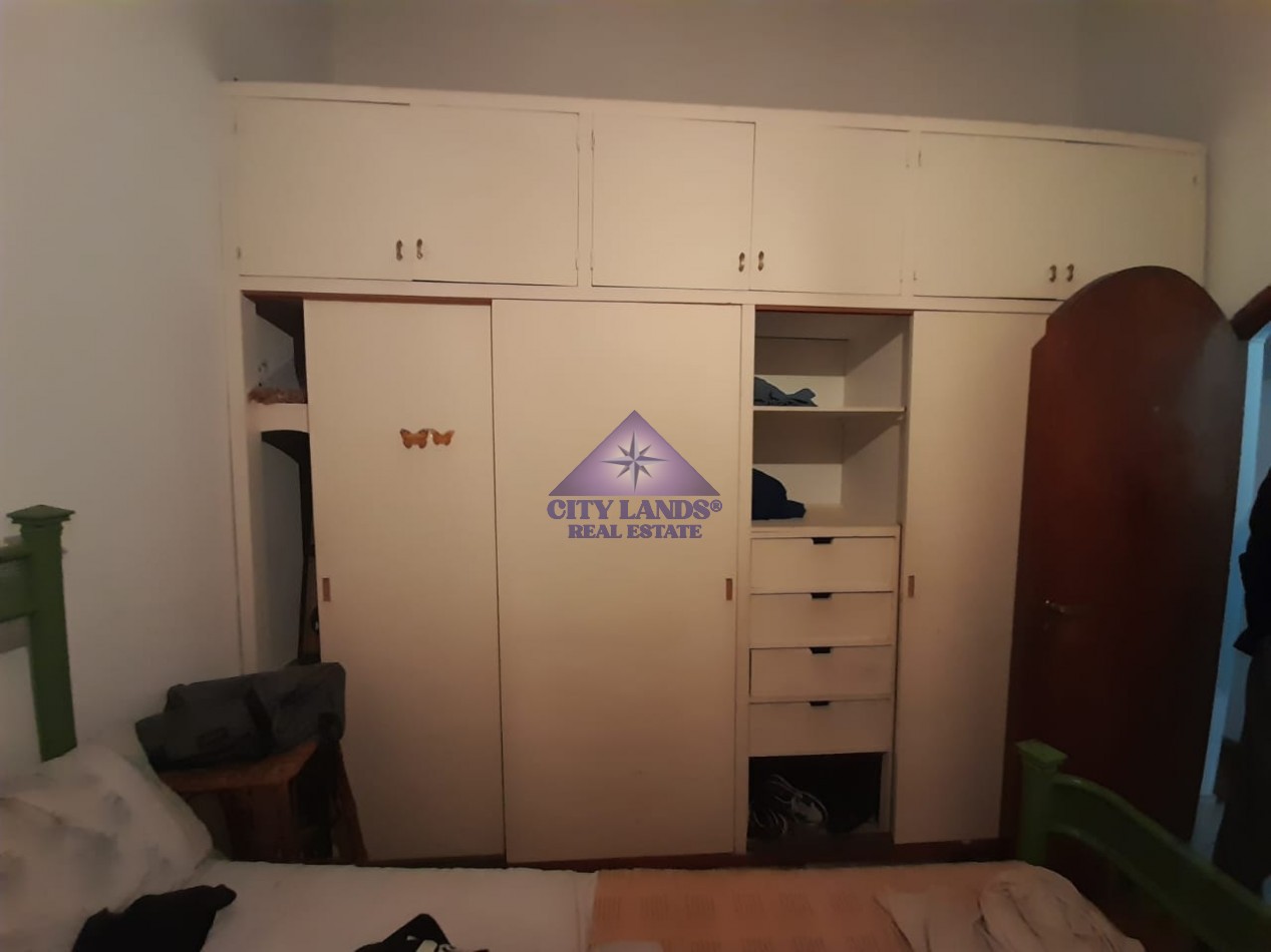 Casa en venta de cuatro dormitorios, bicochera y patio parquizado en la Quinta Seccion-Ciudad de Mendoza