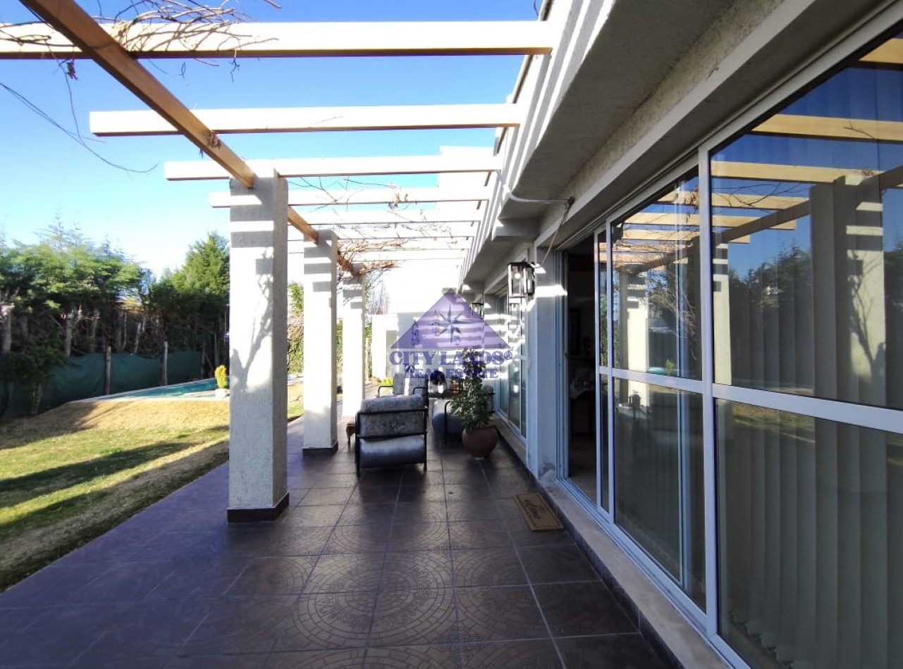 Casa en venta de 4 dormitorios en Barrio Privado, Carrodilla con piscina