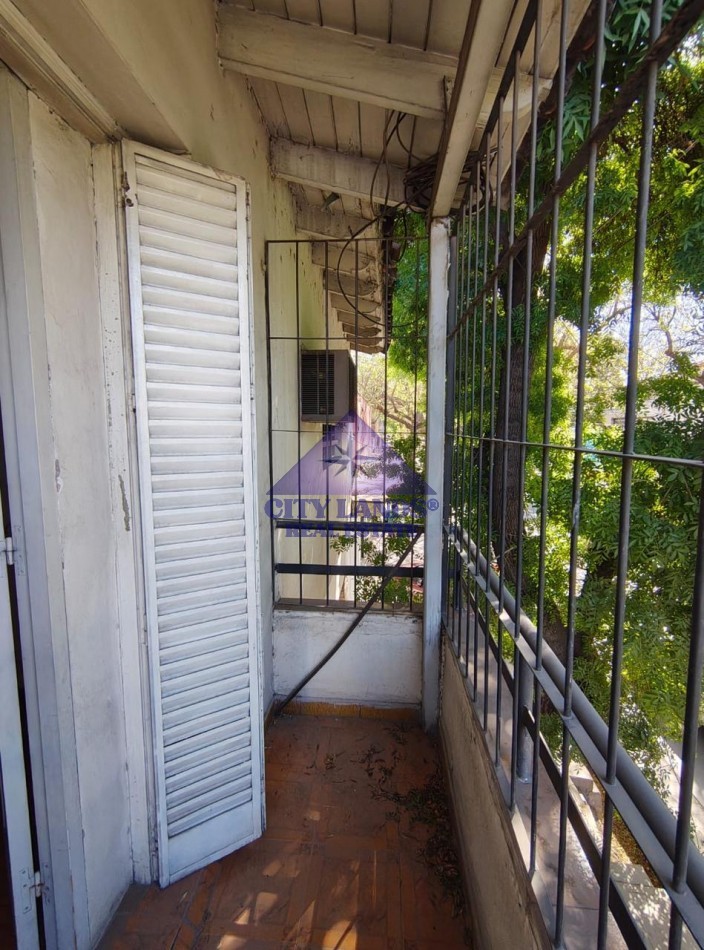 Casa en venta de cinco dormitorios y amplia cochera en Cuarta Seccion - Ciudad de Mendoza
