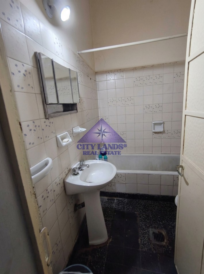 Casa en venta de cinco dormitorios y amplia cochera en Cuarta Seccion - Ciudad de Mendoza