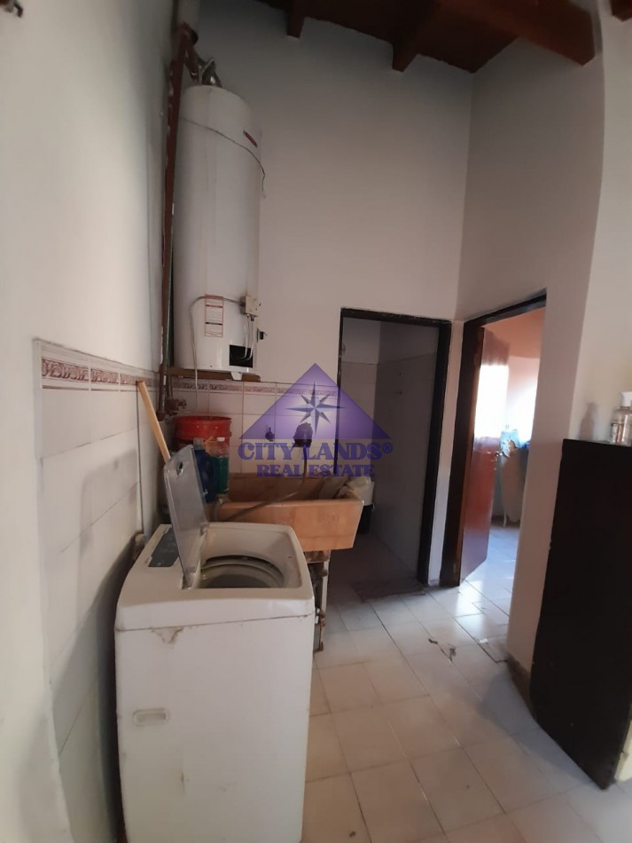 Casa en venta de cuatro dormitorios, bicochera y patio parquizado en la Quinta Seccion-Ciudad de Mendoza