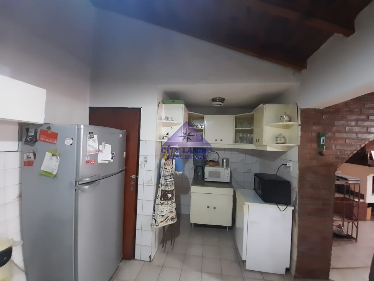 Casa en venta de cuatro dormitorios, bicochera y patio parquizado en la Quinta Seccion-Ciudad de Mendoza