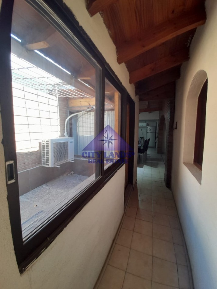 Casa en venta de cuatro dormitorios, bicochera y patio parquizado en la Quinta Seccion-Ciudad de Mendoza