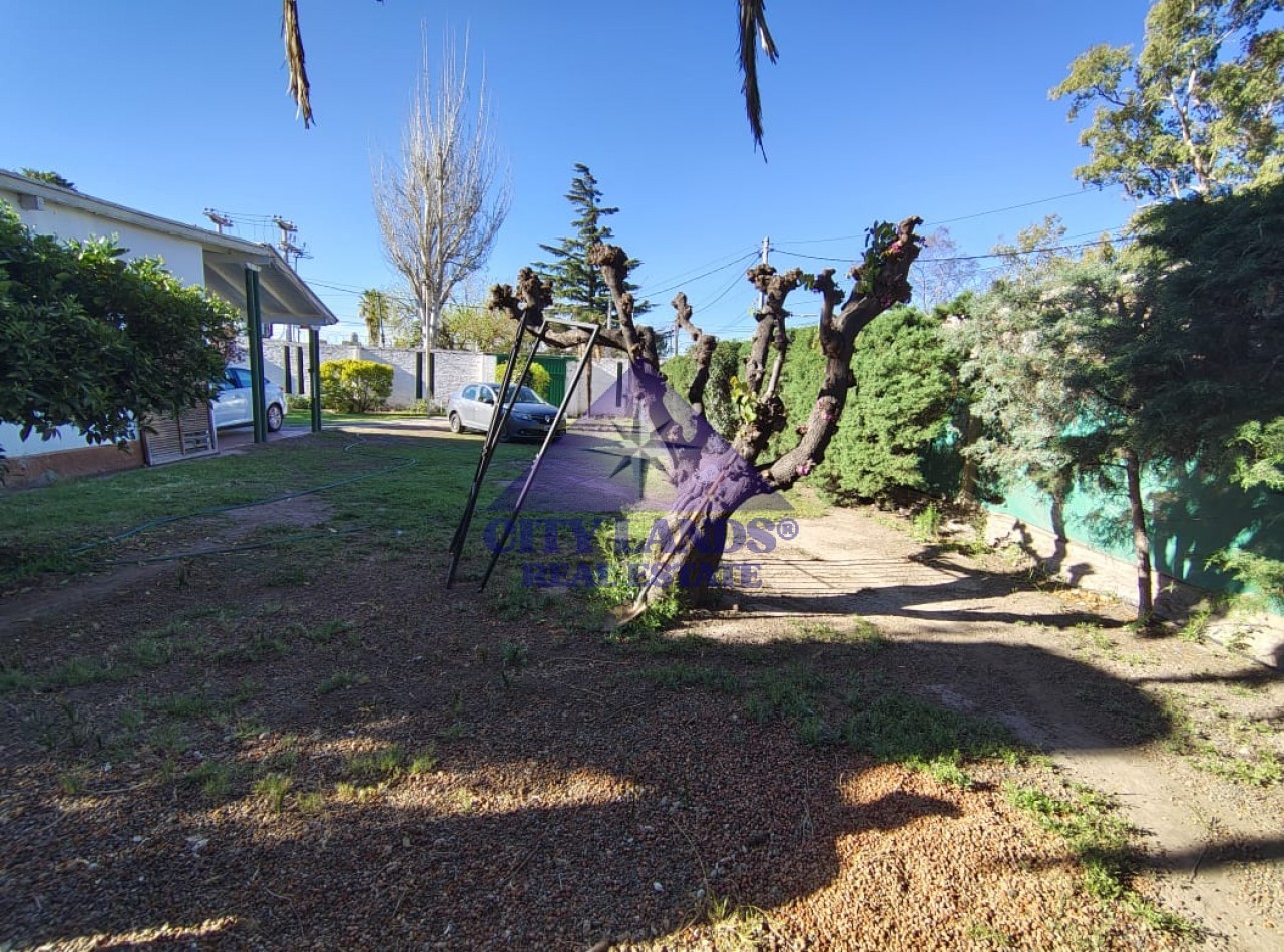 Casa en venta con amplio patio en las proximidades de La Puntilla