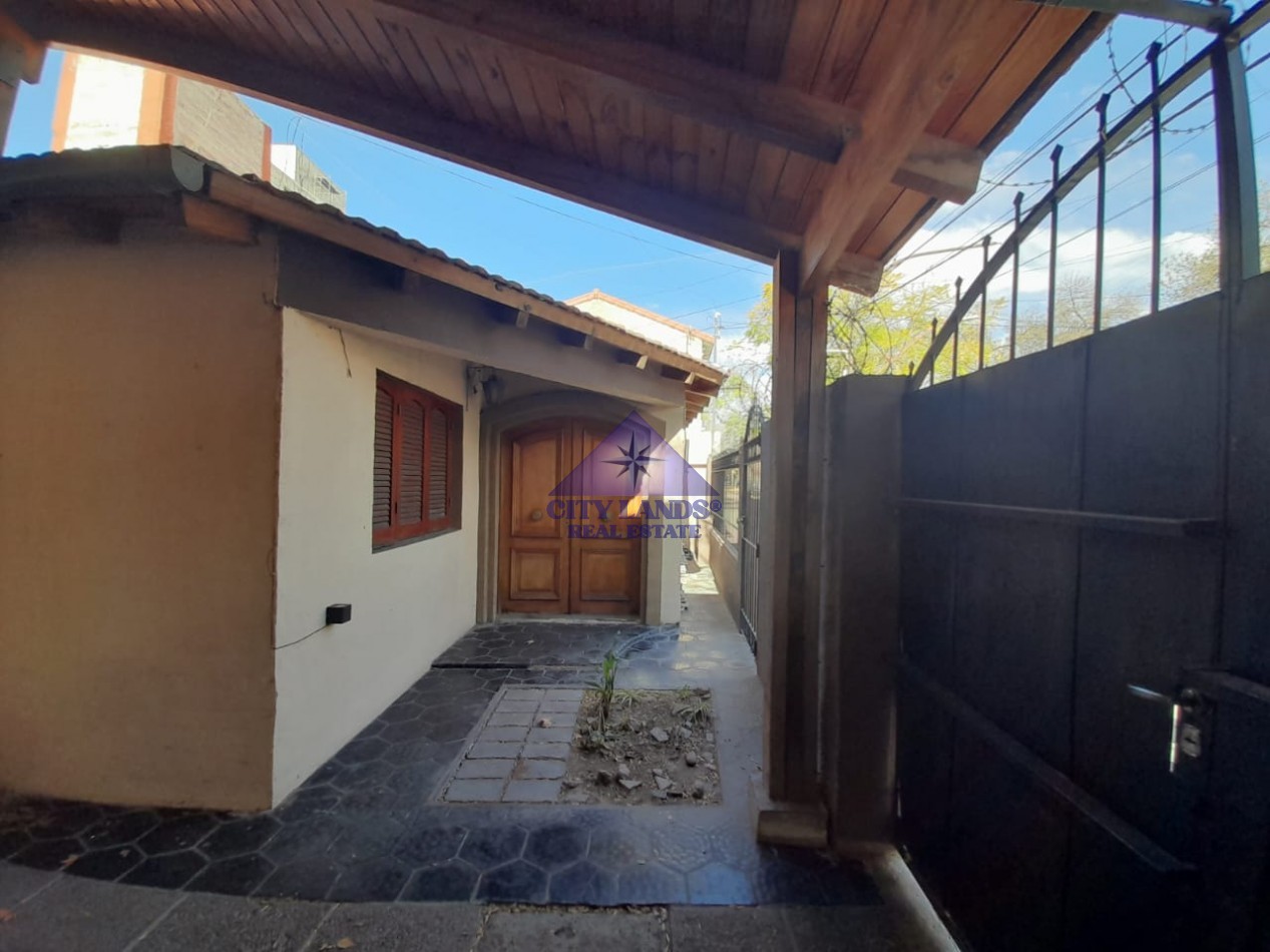 Casa en venta de cuatro dormitorios, bicochera y patio parquizado en la Quinta Seccion-Ciudad de Mendoza