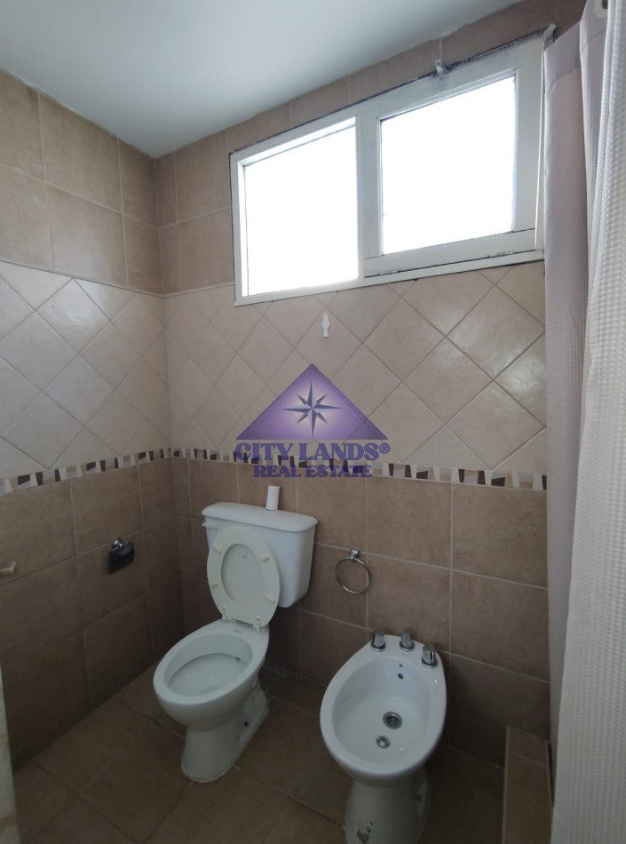 CASA EN ALQUILER DE TRES DORMITORIOS CON BICOCHERA Y PATIO EMBALDOSADO - DORREGO