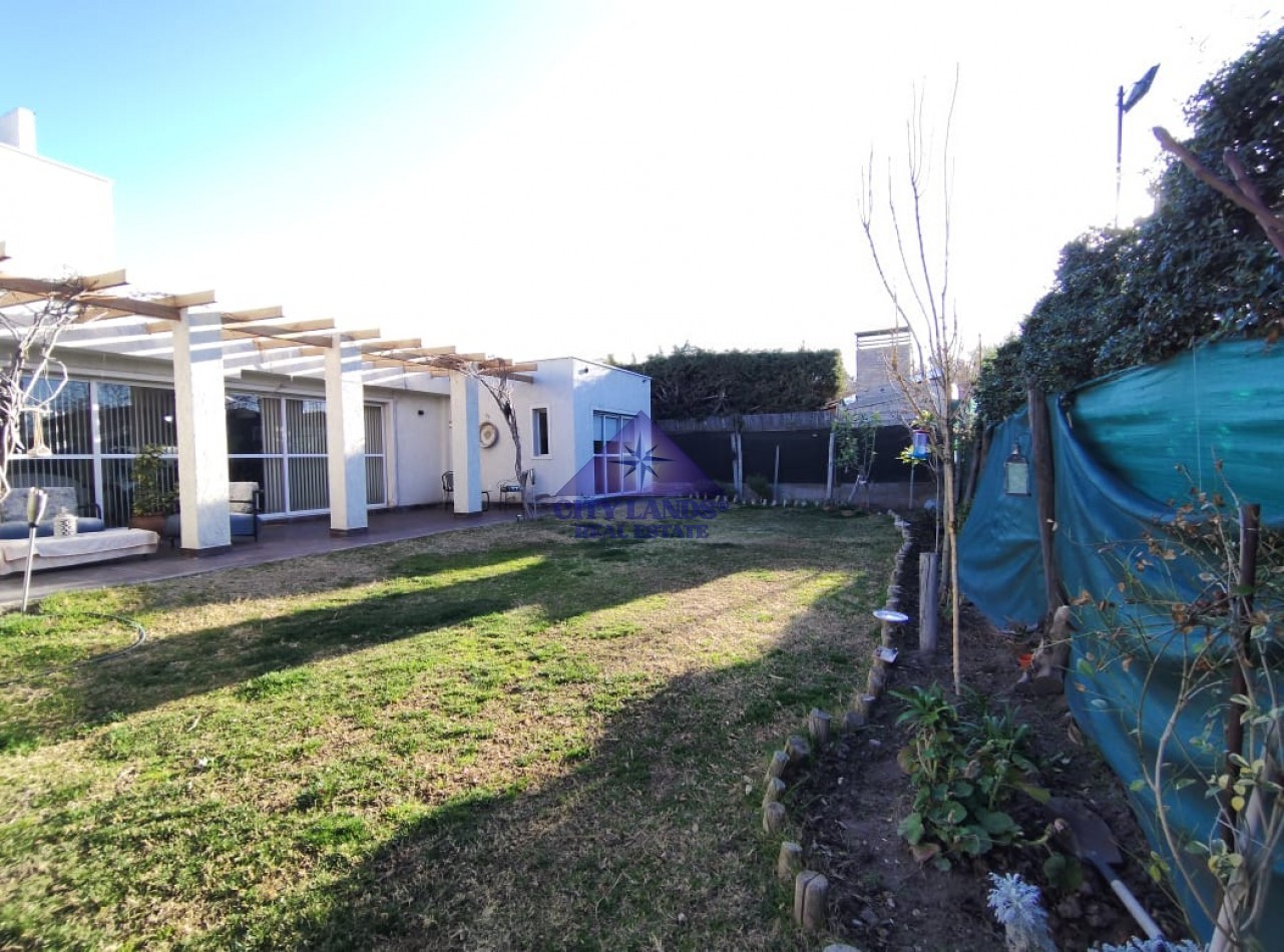 Casa en venta de 4 dormitorios en Barrio Privado, Carrodilla con piscina
