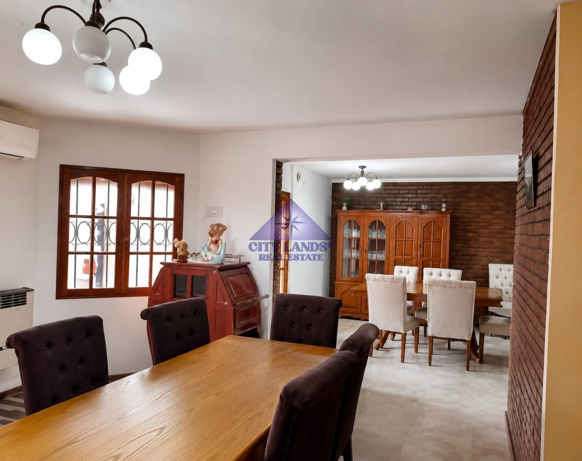 Casa en venta de cuatro dormitorios y doble cochera en la Ciudad de Mendoza
