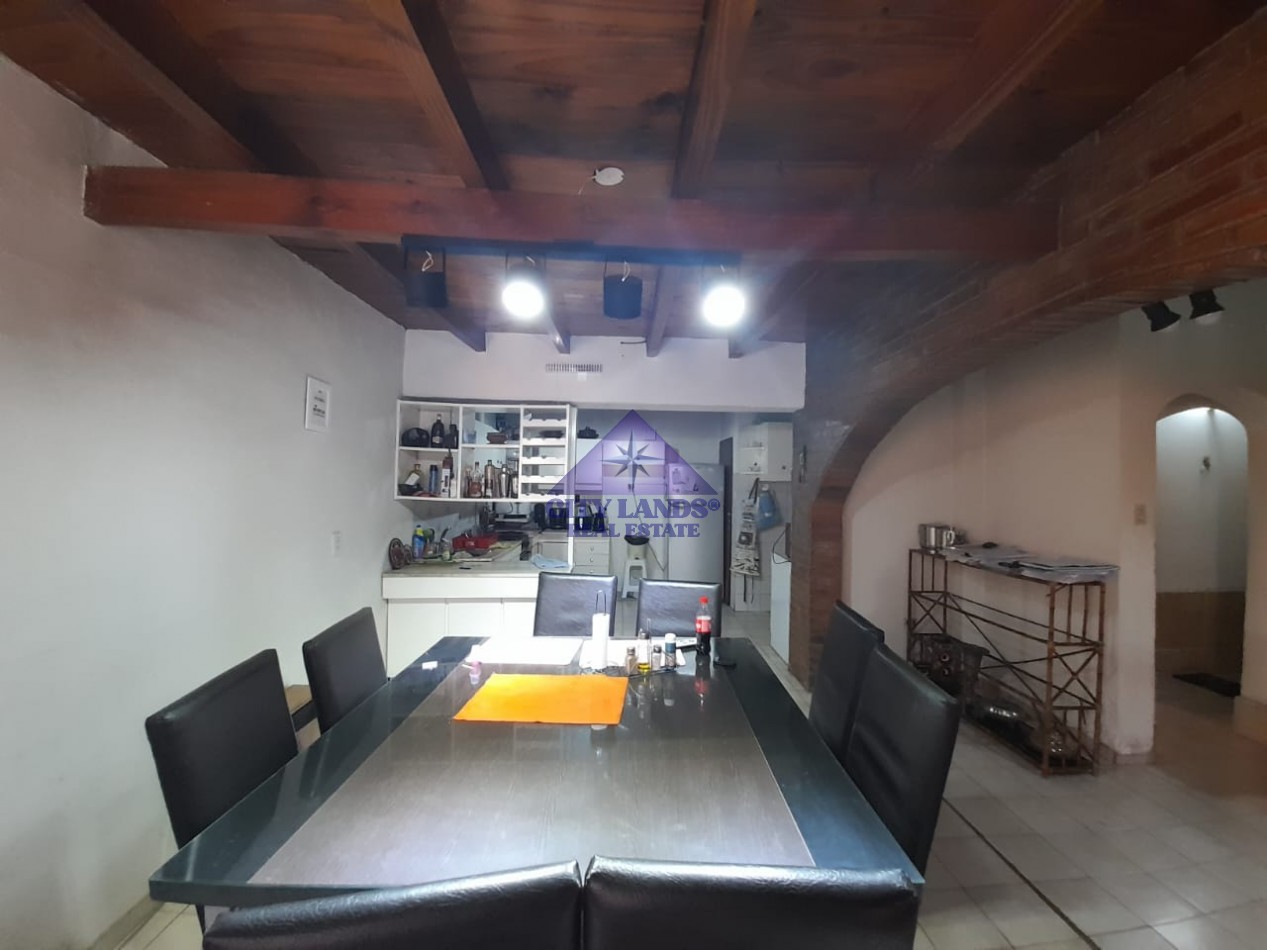Casa en venta de cuatro dormitorios, bicochera y patio parquizado en la Quinta Seccion-Ciudad de Mendoza