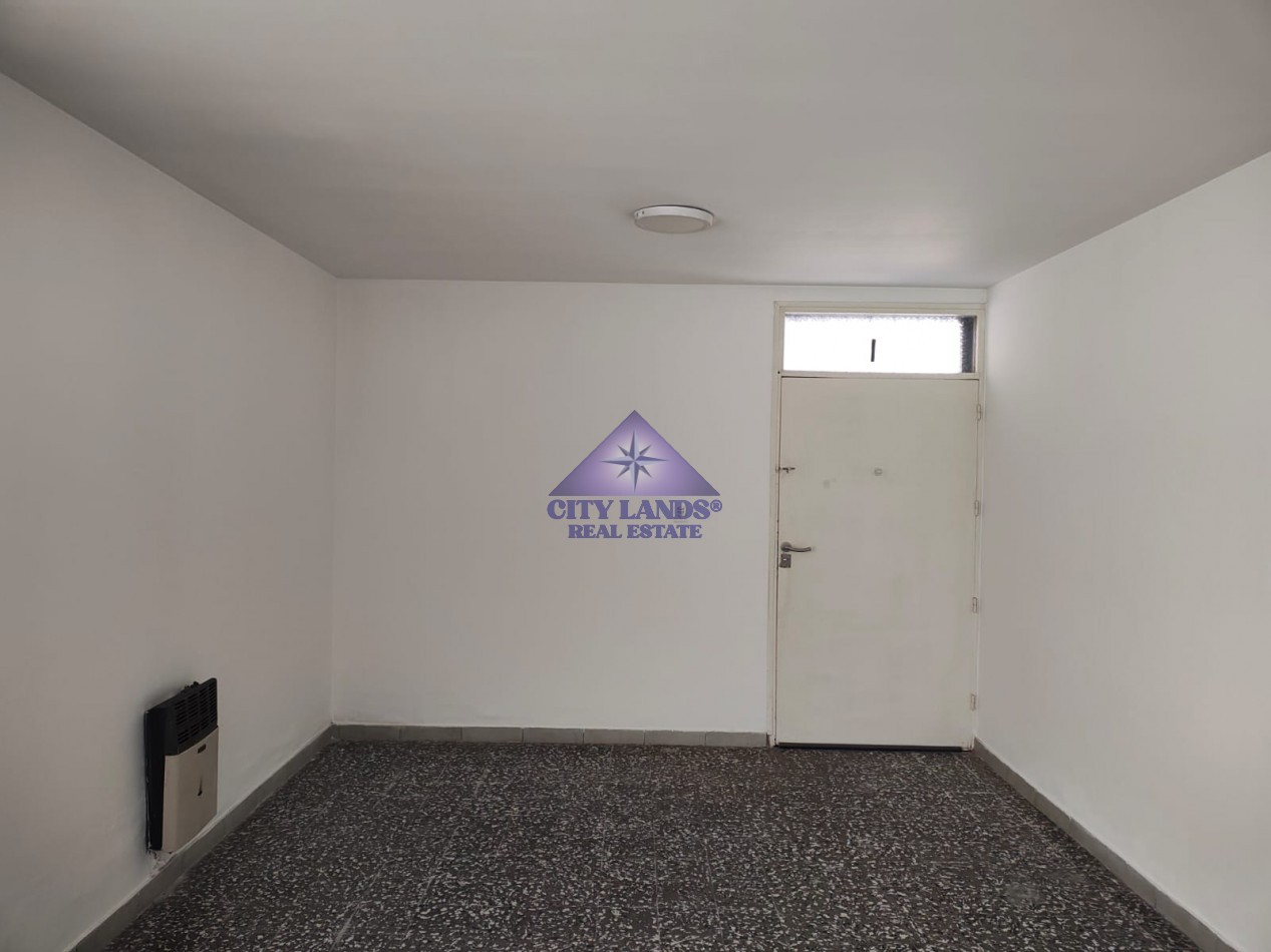 CASA EN ALQUILER DE TRES DORMITORIOS CON BICOCHERA Y PATIO EMBALDOSADO - DORREGO
