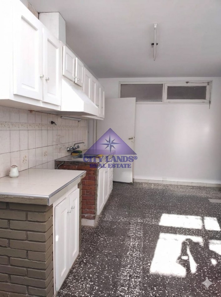 CASA EN ALQUILER DE TRES DORMITORIOS CON BICOCHERA Y PATIO EMBALDOSADO - DORREGO