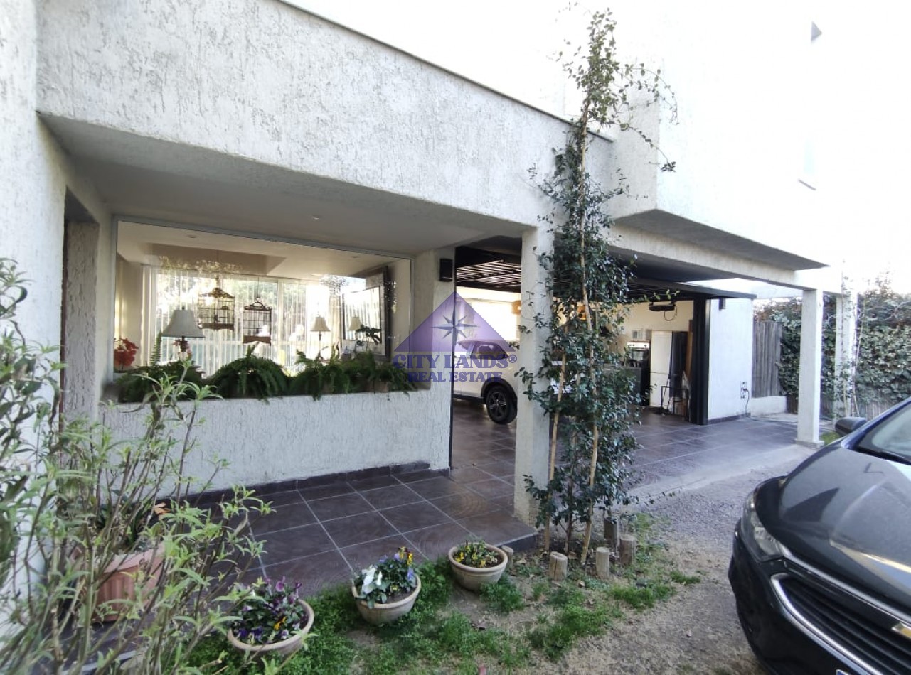 Casa en venta de 4 dormitorios en Barrio Privado, Carrodilla con piscina