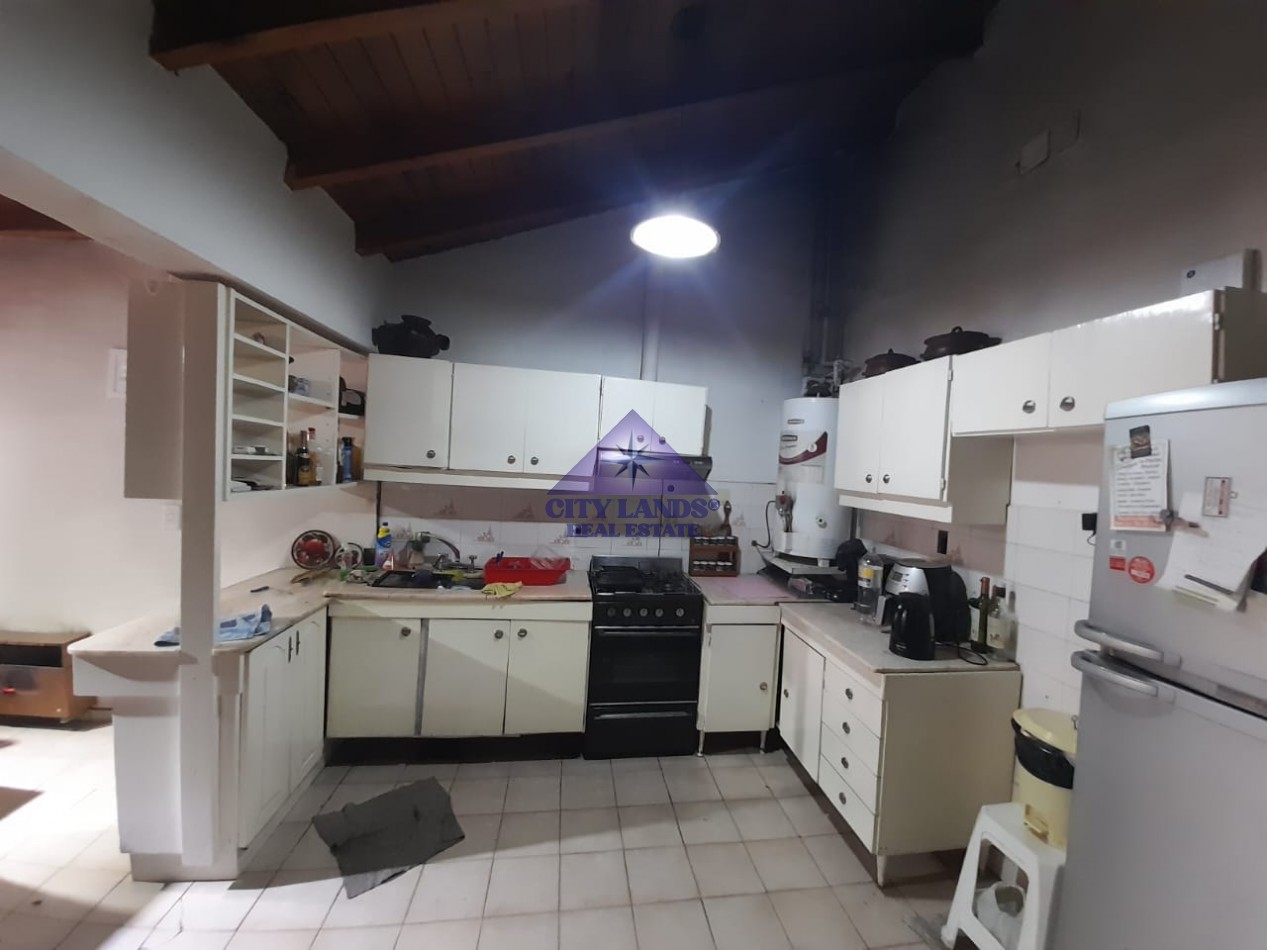 Casa en venta de cuatro dormitorios, bicochera y patio parquizado en la Quinta Seccion-Ciudad de Mendoza