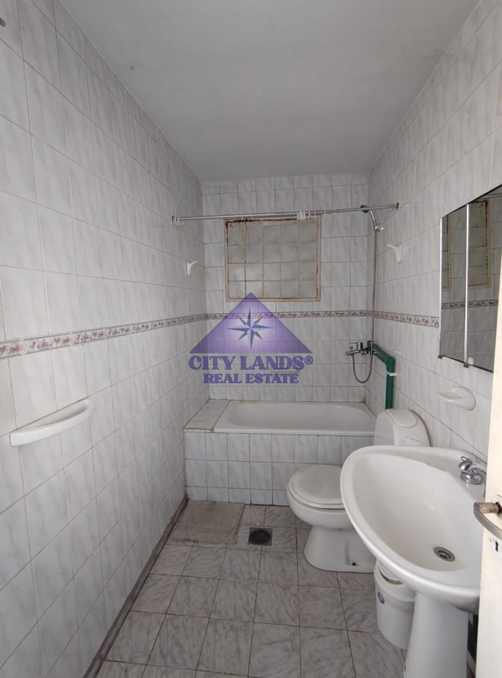 Casa en venta de cinco dormitorios y amplia cochera en Cuarta Seccion - Ciudad de Mendoza
