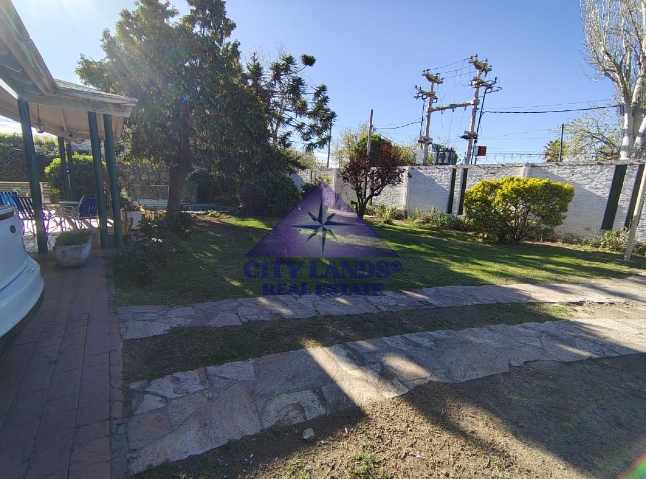 Casa en venta con amplio patio en las proximidades de La Puntilla