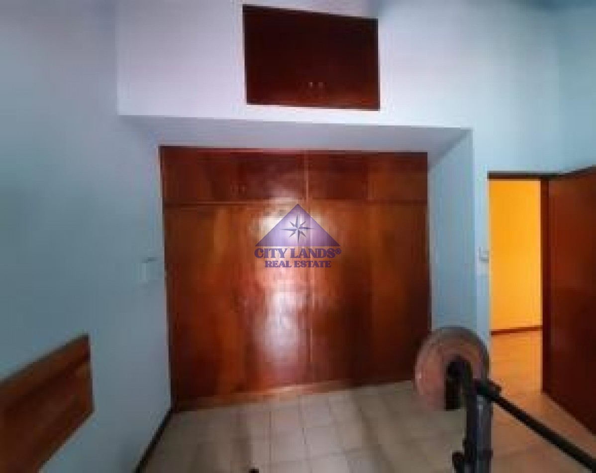 Casa en venta de cuatro dormitorios y doble cochera en la Ciudad de Mendoza