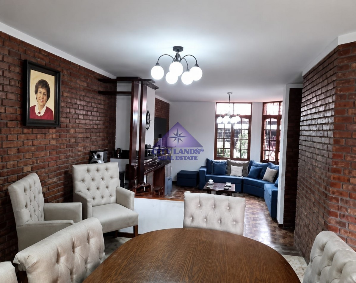 Casa en venta de cuatro dormitorios y doble cochera en la Ciudad de Mendoza