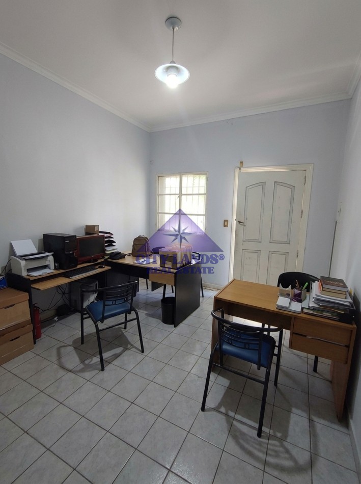 Casa en venta de cinco dormitorios y amplia cochera en Cuarta Seccion - Ciudad de Mendoza