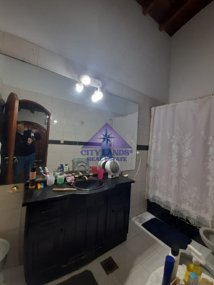 Casa en venta de cuatro dormitorios, bicochera y patio parquizado en la Quinta Seccion-Ciudad de Mendoza