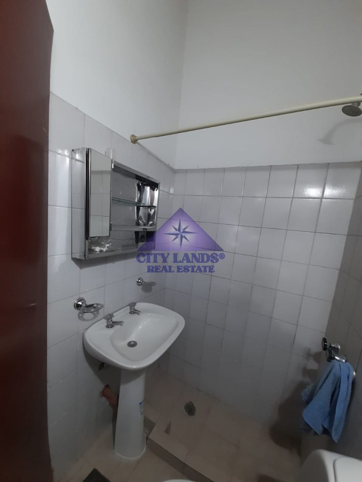 Casa en venta de cuatro dormitorios, bicochera y patio parquizado en la Quinta Seccion-Ciudad de Mendoza
