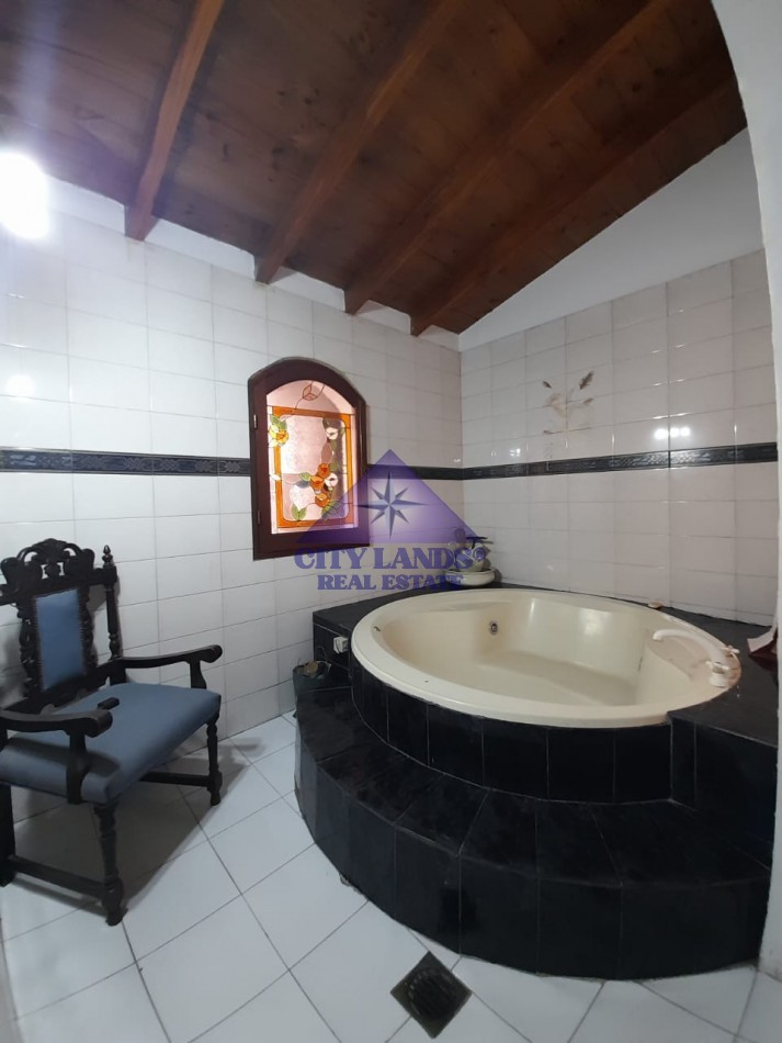 Casa en venta de cuatro dormitorios, bicochera y patio parquizado en la Quinta Seccion-Ciudad de Mendoza