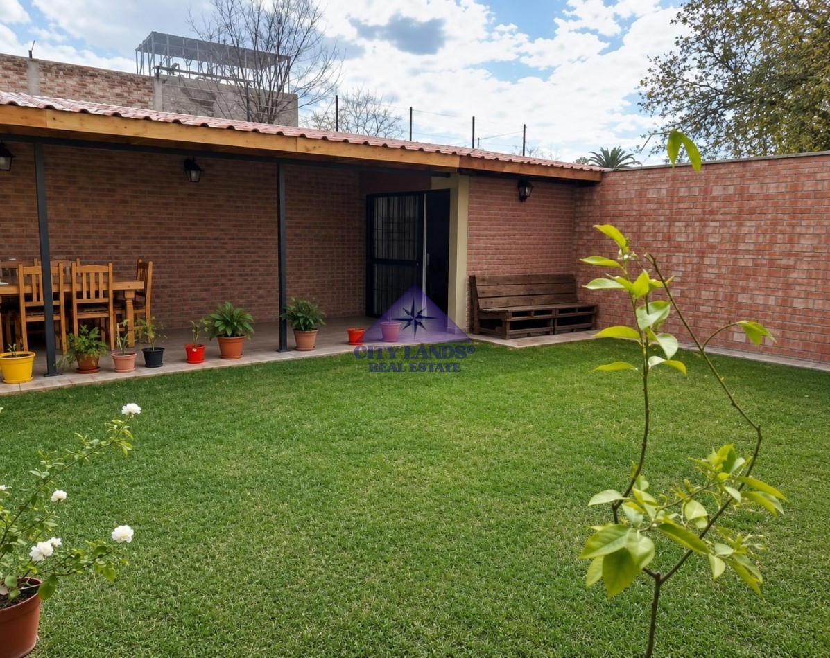 Casa en venta de cuatro dormitorios y doble cochera en la Ciudad de Mendoza