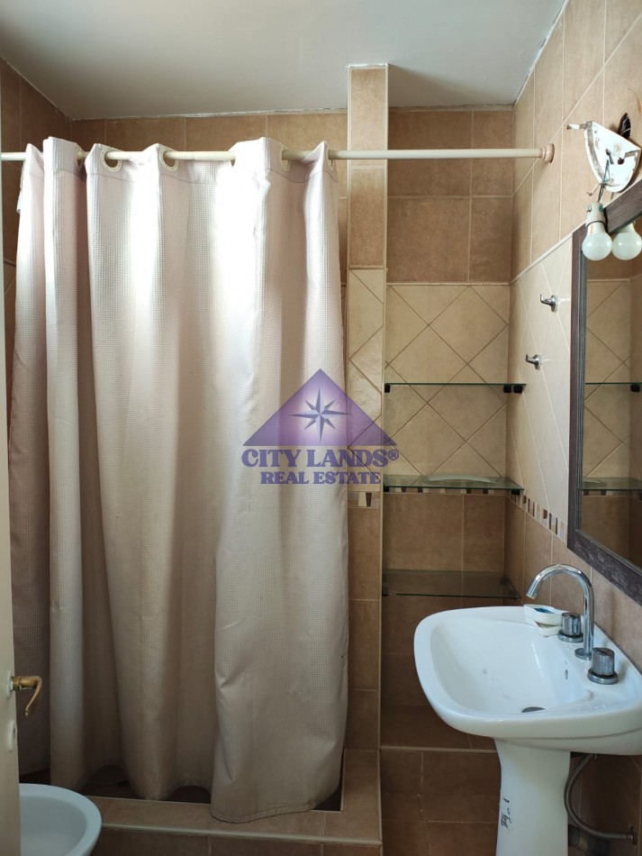 CASA EN ALQUILER DE TRES DORMITORIOS CON BICOCHERA Y PATIO EMBALDOSADO - DORREGO