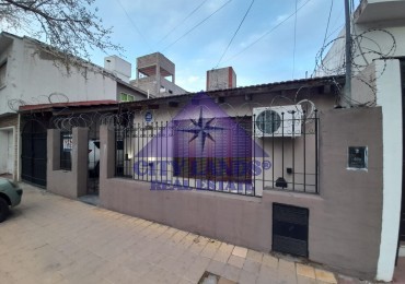 Casa en venta de cuatro dormitorios, bicochera y patio parquizado en la Quinta Seccion-Ciudad de Mendoza
