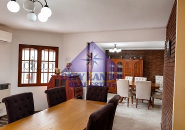 Casa en venta de cuatro dormitorios y doble cochera en la Ciudad de Mendoza