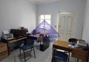Casa en venta de cinco dormitorios y amplia cochera en Cuarta Seccion - Ciudad de Mendoza